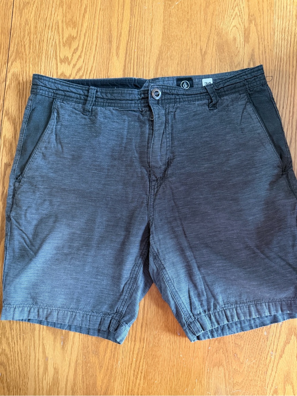 Volcom Men’s Sz 34 Grey / Black  Flat Front Shorts 8” Inseam